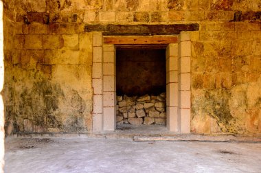 Uxmal, Meksika - 4 Kasım 2016: Uxmal, klasik dönemin antik maya kenti. Maya kültürünün en önemli arkeolojik alanlarından biri. Unesco Dünya Mirası