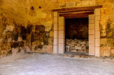 Uxmal, Meksika - 4 Kasım 2016: Uxmal, klasik dönemin antik maya kenti. Maya kültürünün en önemli arkeolojik alanlarından biri. Unesco Dünya Mirası