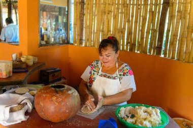 Yucatan, Meksika - 4 Kasım 2016: Tanımlanamayan Meksikalı kadın Yucatan köyünde turistler için özel yerel yemekler pişiriyor, Meksika