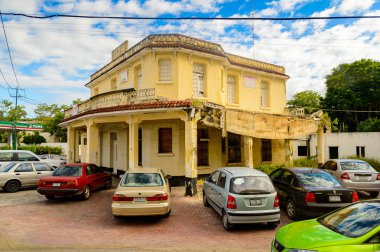Yucatan, Meksika - 4 Kasım 2016: Meksika'nın Yucatan eyaletinin başkenti ve en büyük şehri Merida'nın mimarisi ve trafiği