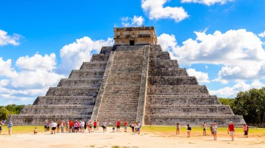 Chicen Itza, Meksika - 5 Kasım 2016: El Castillo (Kukulcan Tapınağı), Bir Mezoamerikan üvey piramit, Chichen Itza. Unesco Dünya Mirası