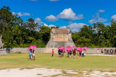 Chicen Itza, Meksika - 5 Kasım 2016: Chichen Itza, Tinum Belediyesi, Yucatan Eyaleti. Terminal Classic döneminin Maya halkı tarafından inşa edilmiş kolomb öncesi büyük bir şehirdi. Unesco Dünya Mirası