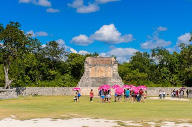 Chicen Itza, Meksika - 5 Kasım 2016: Chichen Itza, Tinum Belediyesi, Yucatan Eyaleti. Terminal Classic döneminin Maya halkı tarafından inşa edilmiş kolomb öncesi büyük bir şehirdi. Unesco Dünya Mirası