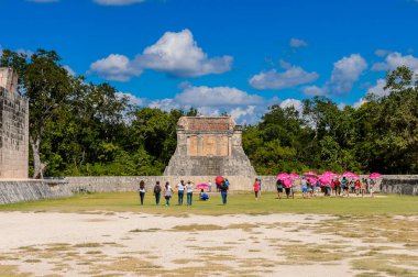 Chicen Itza, Meksika - 5 Kasım 2016: Chichen Itza, Tinum Belediyesi, Yucatan Eyaleti. Terminal Classic döneminin Maya halkı tarafından inşa edilmiş kolomb öncesi büyük bir şehirdi. Unesco Dünya Mirası