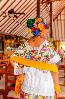 Yucatan, Meksika - Kas 4, 2016: Tanımlanamayan Meksikalı kadın ulusal colthes giyen bir restoranda dans. Bu turistleri eğlendirmek için bir yol