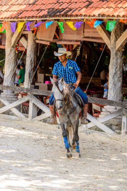 Xcaret, Meksika - 7 Kasım 2016: Kimliği belirsiz kovboy, Meksika'nın Xcaret parkında ata biniyor