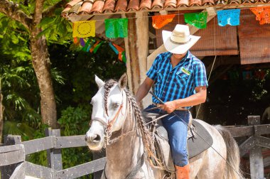 Xcaret, Meksika - 7 Kasım 2016: Kimliği belirsiz kovboy, Meksika'nın Xcaret parkında ata biniyor