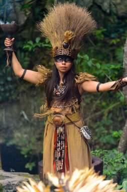 Xcaret, Meksika - Kas 8, 2015: Tanımlanamayan kız bir Maya hint bir kostüm giyer. Maya, Mezoamerika'nın yerli halkından oluşan bir gruptur.