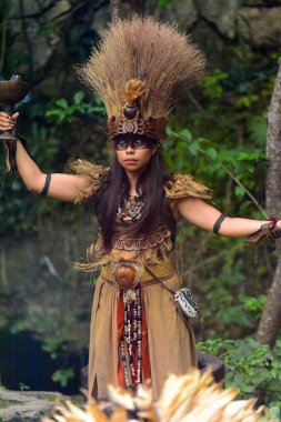 Xcaret, Meksika - Kas 8, 2015: Tanımlanamayan kız bir Maya hint bir kostüm giyer. Maya, Mezoamerika'nın yerli halkından oluşan bir gruptur.