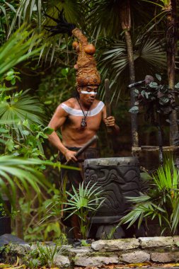 Xcaret, Meksika - Kas 8, 2015: Tanımlanamayan adam müzik yapar ve bir Maya hint bir kostüm giyer. Maya, Mezoamerika'nın yerli halkından oluşan bir gruptur.