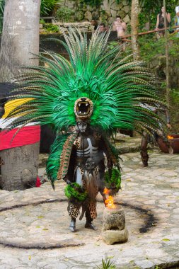 Xcaret, Meksika - Kasım 8, 2015: Kimliği belirsiz bir adam bir Maya hint bir kostüm giyer. Maya, Mezoamerika'nın yerli halkından oluşan bir gruptur.
