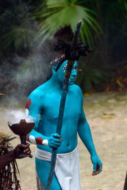 Xcaret, Meksika - Kas 8, 2015: Maya hint gibi giyinmiş mavi vücut boyası ile tanımlanamayan adam . Maya, Mezoamerika'nın yerli halkından oluşan bir gruptur.