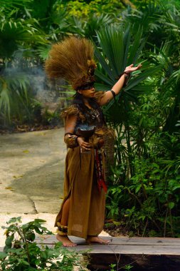 Xcaret, Meksika - Kas 8, 2015: Tanımlanamayan kız bir Maya hint bir kostüm giyer. Maya, Mezoamerika'nın yerli halkından oluşan bir gruptur.