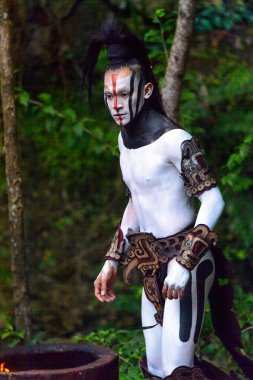 Xcaret, Meksika - Kas 8, 2015: Maya hint gibi giyinmiş siyah ve beyaz vücut boyası ile tanımlanamayan adam . Maya, Mezoamerika'nın yerli halkından oluşan bir gruptur.