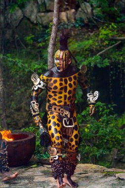 Xcaret, Meksika - Kasım 8, 2015: Maya hint gibi giyinmiş jaguar vücut boyası ile tanımlanamayan adam . Maya, Mezoamerika'nın yerli halkından oluşan bir gruptur.