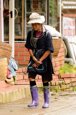 Sapa, Vietnam - 20 Eylül 2014: Hmong geleneksel kostüm tanımlanamayan Hmong kadın. Hmong halkı Sapa'da yaşayan bir azınlık etnik grubudur.
