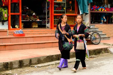 Sapa, Vietnam - 20 Eylül 2014: Hmong geleneksel kostüm tanımlanamayan Hmong kızlar sokakta yürümek. Hmong halkı Sapa'da yaşayan bir azınlık etnik grubudur.