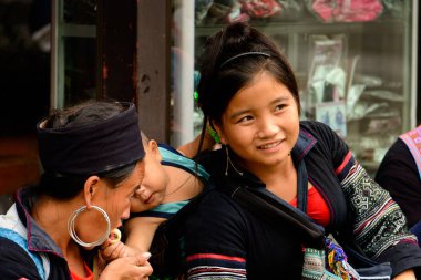 Sapa, Vietnam - 20 Eylül 2014: Hmong geleneksel kostüm ve sırtında onu litlle bebek tanımlanamayan Hmong kadın. Hmong halkı Sapa'da yaşayan bir azınlık etnik grubudur.