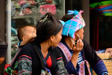 Sapa, Vietnam - 20 Eylül 2014: Hmong geleneksel kostüm ve sırtında onu litlle bebek tanımlanamayan Hmong kadın. Hmong halkı Sapa'da yaşayan bir azınlık etnik grubudur.