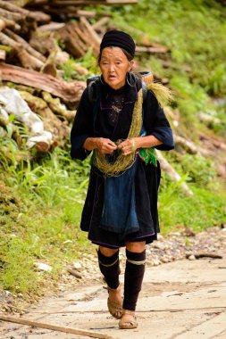 Sapa, Vietnam - 20 Eylül 2014: Kimliği belirsiz Hmong kadın ve küçük kızı Hmong geleneksel kostüm. Hmong halkı Sapa'da yaşayan bir azınlık etnik grubudur.