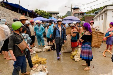 Bac Ha, Vietnam - 21 Eylül 2014: Bac Ha Market, güzel renkli azınlık kostümleri giyen insanlarla büyük bir Pazar pazarı
