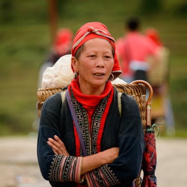 Ta Phin, Lao Cai, Vietnam - 21 Eylül 2014: Ta Phin köyünde satacak şeyler ile kırmızı bir mendil kimliği belirsiz Red Dao kadın. Red Dao, Vietnam'daki azınlık etnik gruplarından biridir.