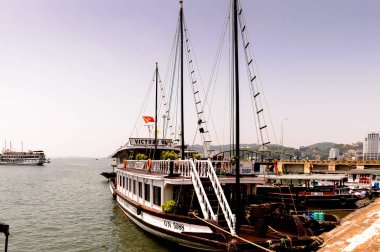 Ha Long City, Vietnam - 23 Eylül 2014: Birçok turistik tekne Unesco Dünya mirası olan Halong körfezi üzerinde jorneys başlatmak Halong şehrin in limanında yolcu teknesi