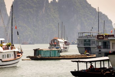 Ha Long City, Vietnam - 23 Eylül 2014: Birçok turistik tekne Unesco Dünya mirası olan Halong körfezi üzerinde jorneys başlatmak Halong şehrin limanında Tekne