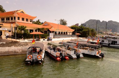 Ha Long City, Vietnam - 23 Eylül 2014: Birçok turistik tekne Unesco Dünya mirası olan Halong körfezi üzerinde jorneys başlatmak Halong şehrin limanında Tekne