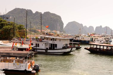 Ha Long City, Vietnam - 23 Eylül 2014: Birçok turistik tekne Unesco Dünya mirası olan Halong körfezi üzerinde jorneys başlatmak Halong şehrin limanında Tekne