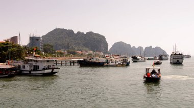 Ha Long City, Vietnam - 23 Eylül 2014: Birçok turistik tekne Unesco Dünya mirası olan Halong körfezi üzerinde jorneys başlatmak Halong şehrin limanında Tekne