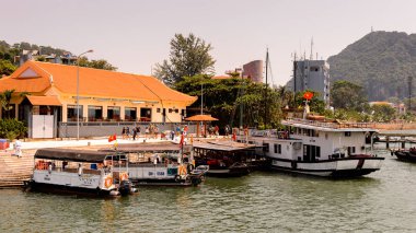 Ha Long City, Vietnam - 23 Eylül 2014: Birçok turistik tekne Unesco Dünya mirası olan Halong körfezi üzerinde jorneys başlatmak Halong şehrinin limanı yakınında Touristoc Tekneler