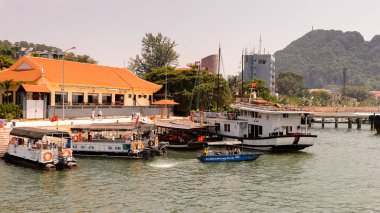 Ha Long City, Vietnam - 23 Eylül 2014: Birçok turistik tekne Unesco Dünya mirası olan Halong körfezi üzerinde jorneys başlatmak Halong şehrinin limanı yakınında Touristoc Tekneler