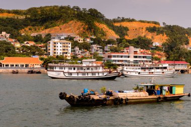 Ha Long City, Vietnam - 23 Eylül 2014: Birçok turistik tekneunesco Dünya mirası olan Halong körfezi üzerinde jorneys başlatmak Halong şehrinin limanı yakınında Touristoc Tekneler