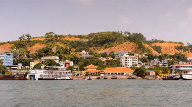 Ha Long City, Vietnam - 23 Eylül 2014: Birçok turistik tekneunesco Dünya mirası olan Halong körfezi üzerinde jorneys başlatmak Halong şehrinin limanı yakınında Touristoc Tekneler