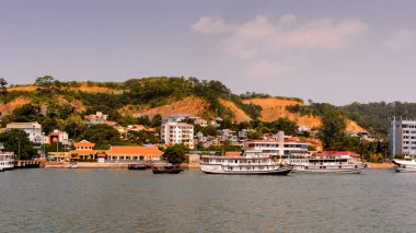 Ha Long City, Vietnam - 23 Eylül 2014: Birçok turistik tekneunesco Dünya mirası olan Halong körfezi üzerinde jorneys başlatmak Halong şehrinin limanı yakınında Touristoc Tekneler