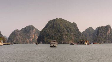 Ha Long Bay, Vietnam - 23 Eylül 2014: Halong bay, Vietnam. Unesco Dünya Mirası