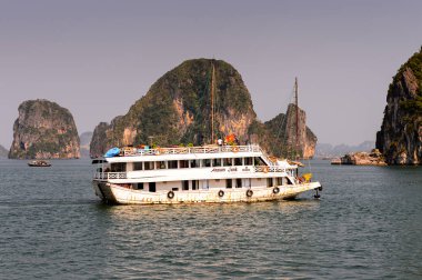 Ha Long Bay, Vietnam - 23 Eylül 2014: Halong körfezinde gezinen turistik ıvır zıvır, Vietnam. Unesco Dünya Mirası