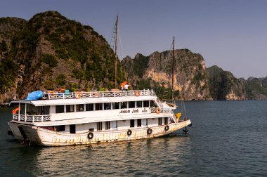 Ha Long Bay, Vietnam - 23 Eylül 2014: Halong körfezinde turistik tekne, Vietnam. Unesco Dünya Mirası