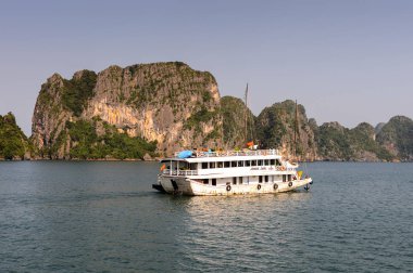 Ha Long Bay, Vietnam - 23 Eylül 2014: Halong körfezinde turistik tekne, Vietnam. Unesco Dünya Mirası