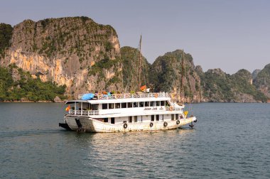 Ha Long Bay, Vietnam - 23 Eylül 2014: Halong körfezinde turistik tekne, Vietnam. Unesco Dünya Mirası