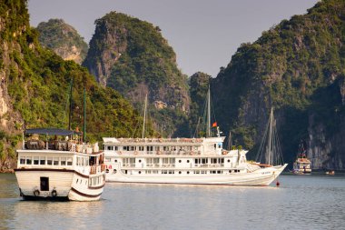 Ha Long Bay, Vietnam - 23 Eylül 2014: Halong körfezinde küçük turistik gemi, Vietnam. Unesco Dünya Mirası