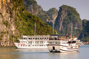 Ha Long Bay, Vietnam - 23 Eylül 2014: Halong körfezinde küçük turistik gemi, Vietnam. Unesco Dünya Mirası