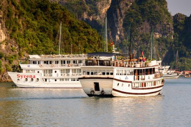 Ha Long Bay, Vietnam - 23 Eylül 2014: Halong körfezinde küçük turistik gemi, Vietnam. Unesco Dünya Mirası