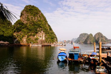 Ha Long Bay, Vietnam - 23 Eylül 2014: Halong körfezi üzerinde güzel manzara, Vietnam. Unesco Dünya Mirası