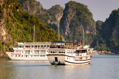 Ha Long Bay, Vietnam - 23 Eylül 2014: Halong körfezinde küçük turistik gemi, Vietnam. Unesco Dünya Mirası