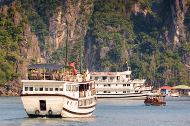 Ha Long Bay, Vietnam - 23 Eylül 2014: Halong körfezinde küçük turistik gemi, Vietnam. Unesco Dünya Mirası