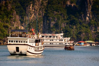 Ha Long Bay, Vietnam - 23 Eylül 2014: Halong körfezinde küçük turistik gemi, Vietnam. Unesco Dünya Mirası