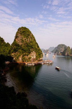 Ha Long Bay, Vietnam - 23 Eylül 2014: Halong körfezi üzerinde güzel manzara, Vietnam. Unesco Dünya Mirası