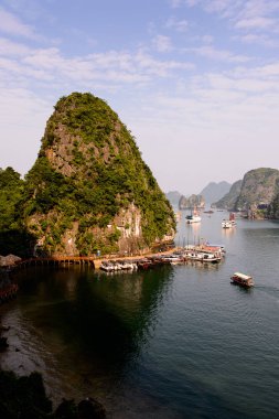 Ha Long Bay, Vietnam - 23 Eylül 2014: Halong körfezi üzerinde güzel manzara, Vietnam. Unesco Dünya Mirası